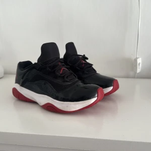 Jordan 11 low - Säljer ett par Jordan 11 low i storlek 36. Säljer pågrund av att de är för små. Knappt använda så bra skick. Kan hämtas i Köping annars skickas mot frakt kostnad.