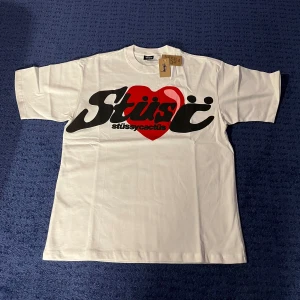 Stussy X CPFM Heart T-shirt - Helt ny i original förpackningen. Skickas samma dag som det köps. Taggarna sitter fortfarande kvar och kvitto finns. Pris kan diskuteras och ge mig erbjudanden!