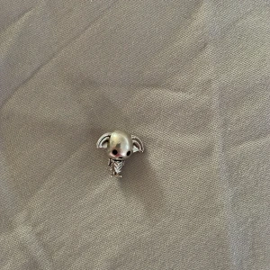 Silverfärgad elefantberlock - Dobby berlock.