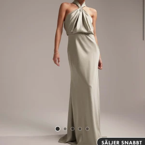 Grön långklänning - Säljer denna superfina klänning, helt oanvänd med lappar kvar. Nypris 1600