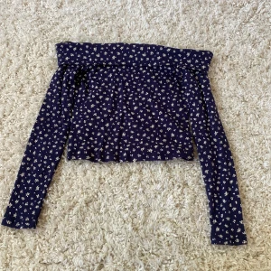 Topp från H&M marinblå med vita blommor  - Stolek 146/152 10-12 år. Helt oanvänd använd en gång.Den är marinblå men vita små blommor inköpt i Nice i Frankrike på H&M