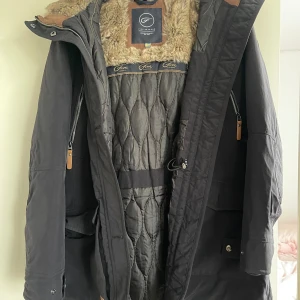 Vinterjacka - En perfekt jacka nu till hösten/vintern. Jackan har en pälskrage samt som den har innefoder. 