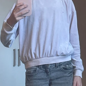 Fin lila tröja - Fin tröja. Bra skick. Skönt material. Lite liten i storleken.