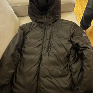 Canda goose black label - Hej säljer min black label som är i väldigt bra skick och som är använd ett par gånger. Men vill sälja den pågrund av att den är för stor, kvitto finns, Köpt på NK pris kan diskuteras vid snabb affär   