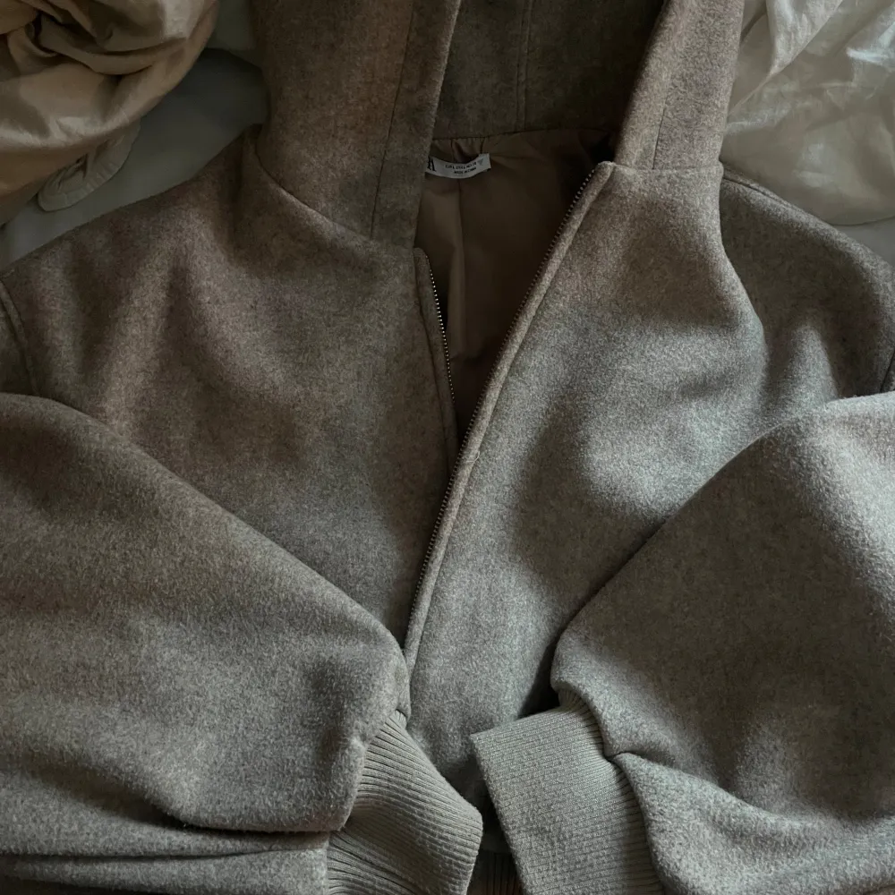 en jätte fin jacka/hoodie (man kan använda som båda) från zara.               färg - beige. Med satin som insida. . Jackor.