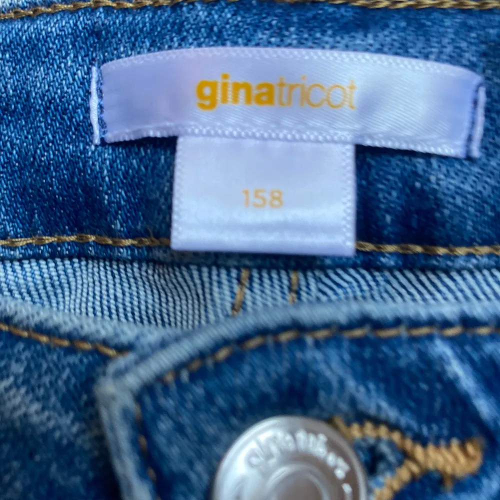 Säljer ett par snygga blå jeans från Gina tricot  med fickor framtill ❤️ storlek 158. Jeansen är i bra skick och passar till det mesta i garderoben.❤️. Jeans & Byxor.