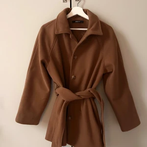 Short chestnut coat - Helt oanvänd kort kappa från Gina Tricots premium quality collection.