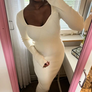 Creame långärmad klänning - Aldrig använt! Strl M men passar mig som har S i klänningar!