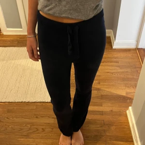 Soft Goat byxor - Mjukisar från Soft Goat i strl 164. Passar utmärkt på mig som är 171 💙 Har ett superlitet hål vid benen, därav nedsatt pris! 