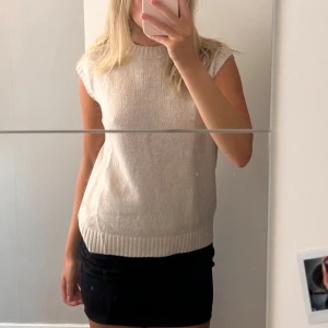 Tiger of sweden väst - Tiger of sweden stickad väst! Super fint skick! Strlk S. Passar så snyggt med skjorta också! Vit/beige/gråaktig färg! Lite krämvit kan man kalla det!