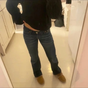 Mörk blå lågmidjade jeans - Jättefina mörkblåa lågmidjade jeans.Helt nya köpte dom från en annan tjej men dom passade tyvärr inte mig