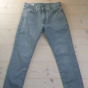 Levi's jeans - Levi jeans 511. Inga problem med jeansen utöver att lappen där back är skrynklig. Säljer då jeansen inte passar mig.