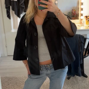 Trekvartsärmad jacka - Säljer denna trekvartsärmade jackan jag köpt secondhand! Kommer inte till användning längre 🩷