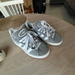 Adidas campus 00’s grey white - Säljer mina adidas campus 00’s i grey white, storlek 39 1/3💗har använt max fem gånger så dom är i fint skick och är väl omhändertagna, kvittot finns!