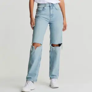 Säljer ett par ljusblå jeans med coola slitningar på knäna. De är högmidjade och har en avslappnad passform som ger en skön 90-tals vibe. Perfekta för en casual look! 🕶️Köpta på gina tricot, nypris 599:-. oanvända med lappen kvar.