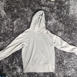 Replay hoodie - Hej jag säljer en replay hoodie som är i storlek xs men sitter som s. Tröjan är använd typ 3 gånger och är nyskick. Den är köpt för 1000kr i Italien. Hör av er vid frågor👍