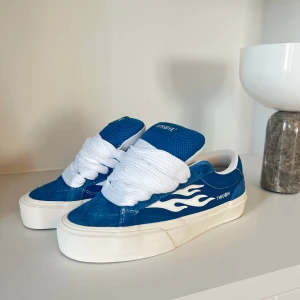 Skor - Helt nya oanvända skor från USA märket straye. Nypris 1350 plus frakt🦋Passar mig som har 39!