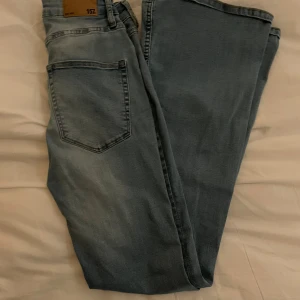 BOOTCUT JEANS - Så fina bootcut jeans från lager 157. Köpta här på plick men säljer pga att dem inte passar, tyvärr. Pris kan diskuteras. Skriv för mer information💖