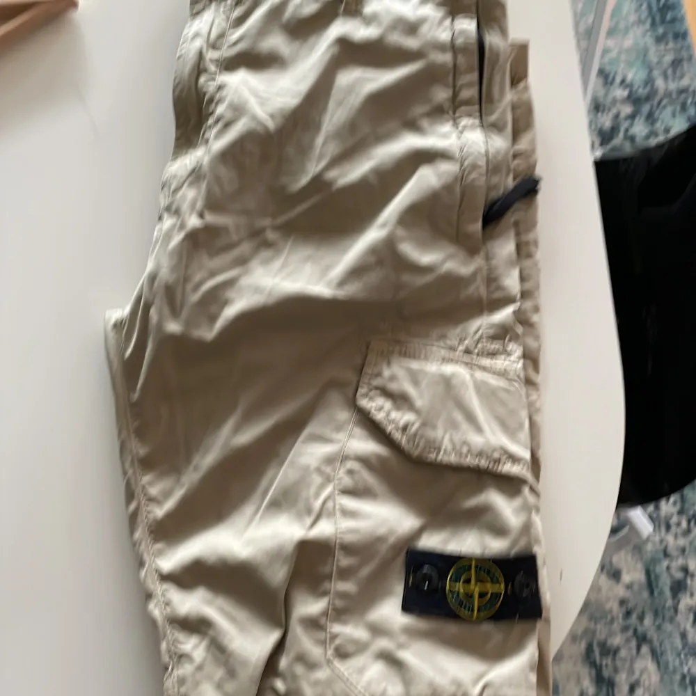 Jag säljer mina cargo byxor i storlek 170. Jag är 165 och dom sitter ganska baggy på mig. Det saknas även ett svart band på högra fickan som syns i bilden. Skriv för fler frågor. . Jeans & Byxor.