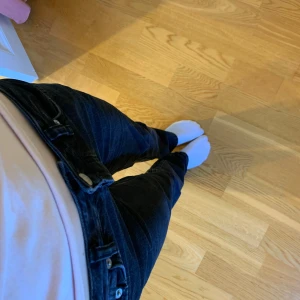 Svarta jeans från 157 - Säljer ett par svarta jeans från 157 i storlek XS. Jeansen är Straight och modellen heter Icon. Jeansen är i ny skick och har väldigt få täcken på användning! 