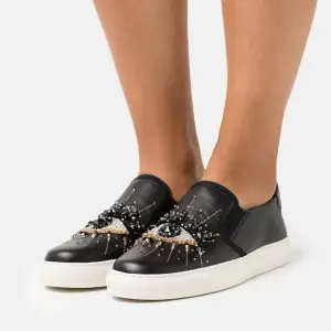 Super coola sneakers/slip ins från kurt geiger som tyvärr inte kommer till användning. Sparsamt använda. Nypris: 1695kr. Priset kan diskuteras😊