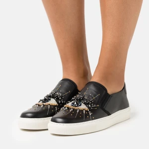 Kurt geiger skor! - Super coola sneakers/slip ins från kurt geiger som tyvärr inte kommer till användning. Sparsamt använda. Nypris: 1695kr. Priset kan diskuteras😊