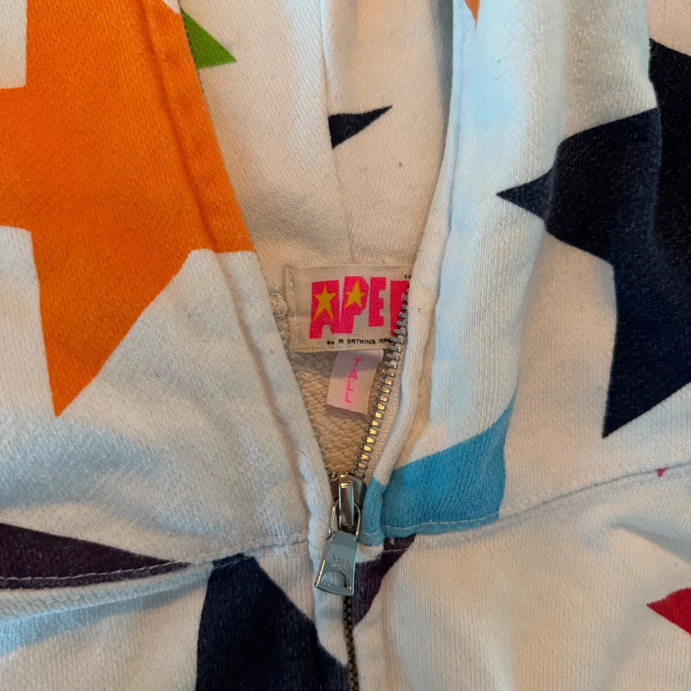 Säljer nu min Bape Sta Hoodie (M) Zip-Up Hoodie då jag inte längre använder den. Små i storleken, så lägger den som ”s”. Hoodies.