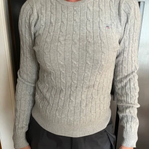 Gant kabelstickad tröja   - Gant kabelstickad grå tröja i storlek xs (dam). Är nästan helt oavänd. Säljer den pga att den inte passar mig längre. Skicket är 9,5/10. Materialet är bomull. Öppen för prutning 👍