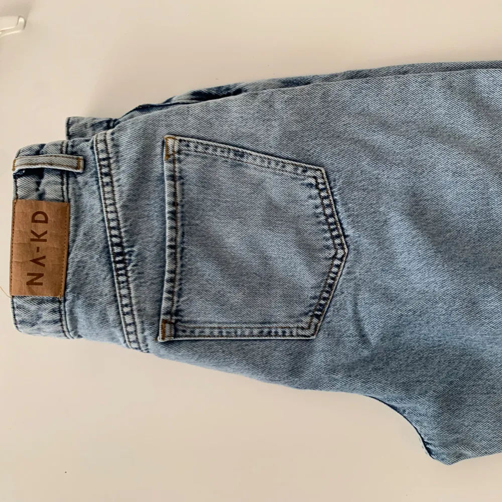 Ett par vida jeans från Nakd i strl 36. Använda ett par ggr o superfint skick. 150kr. Farkut & Housut.