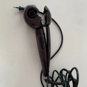 Babyliss curl secret - Säljer denna locktången då jag har för tjockt hår för den. Jättefint skick o funkar som den ska. Köpt för längesedan därav säljer jag den för 100kr