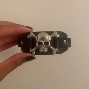 döskalle armband - köpt på plick tyvärr var den för stor för mig :(  bild 3 är förra ägarens!