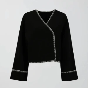 Jacka/kofta - Super populär jacka/kofta från Ginatricot i storlek Xs som är helt slutsåld. Nyligen köpt och bara andvänd få gånger. 