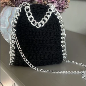 Svart stickad väska med kedjedetaljer - Säljer en helt ny och oanvänd väska som tyvärr inte passade mig, hör av er för mer information och pris kan diskuteras 🤍