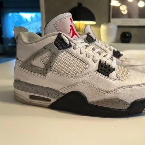 Nike Jordan 4 - Säljer riktiga Jordan 4 som är för små Kan att göras snyggare med vit läderfärg Original pris 8500