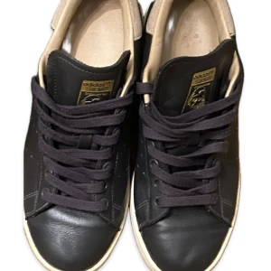 Adidas Stan Smith rare!  - Special edition av Stan Smiths i mörkblått och beige. Superfint skick! Stl 7 (38 2/3)