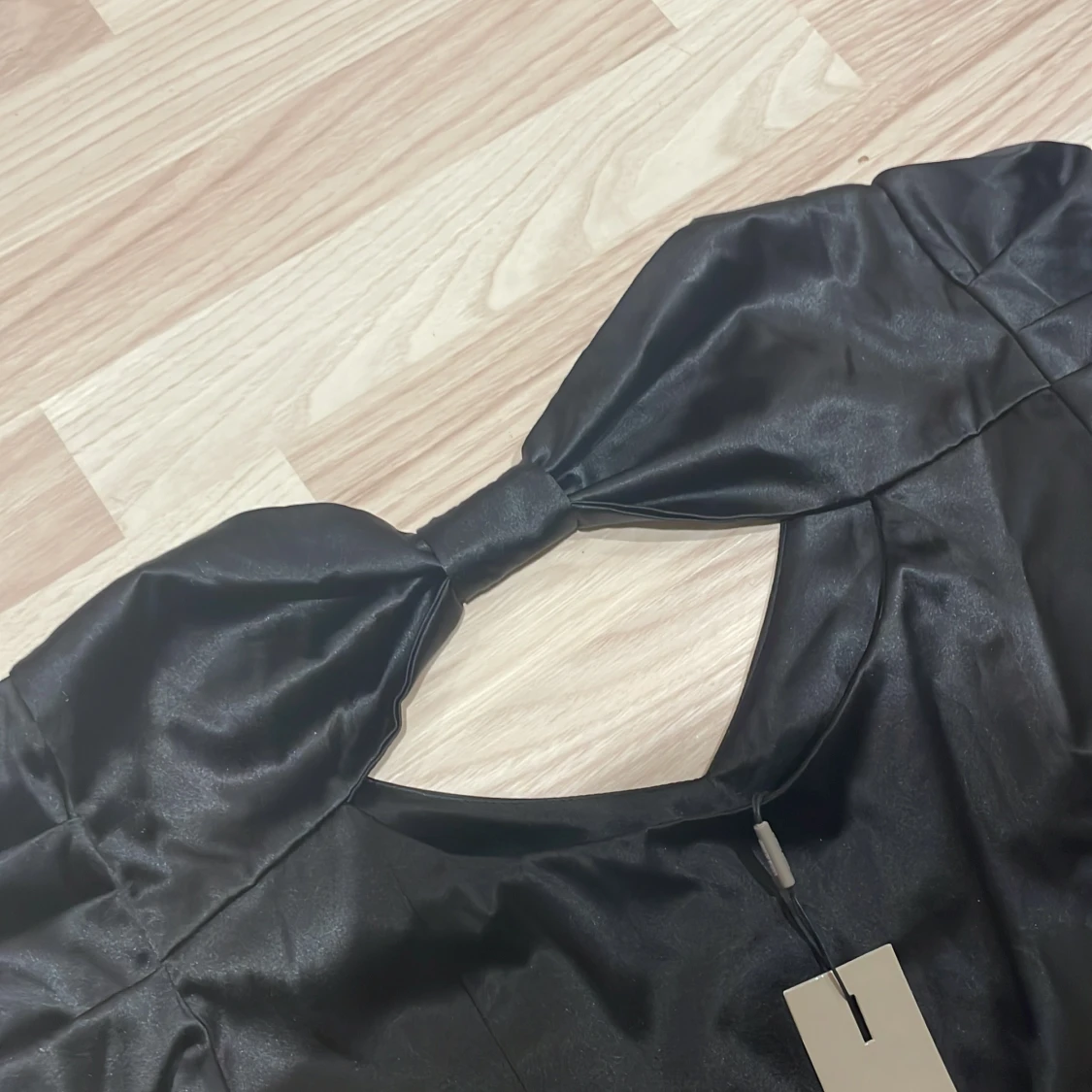 Svart klänning med rosett