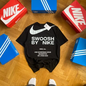 NIKE ”SWOOSH” LOGO - Helt ny med prislapp Storlek L  