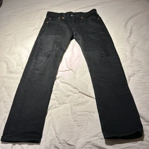 Levis jeans 501  - Säljer dessa Levis 501 jeans som jag tyvärr växt ur. Bra skick, tecken på användning finns men inget mer än så. Pris kan diskuteras.