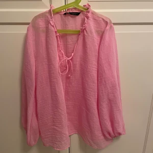 Rosa blus - Söt blus jag bara använt en gång sår som ny Skriv om frågor eller om fler bilder 