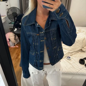 Lois jeans jacka - Jätte fint skick! Från en av de första kollektionerna från Lois. Vintedge❤️