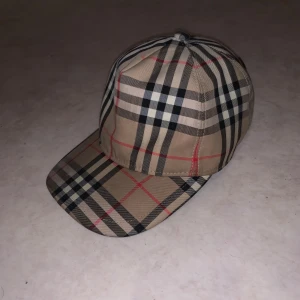 BurBerry keps - I ny skick, knappt använd, riktigt bra kvalitet på materialet. Kan mötas upp i Växjö och frakta  800kr