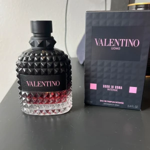 VALENTINO BORN IN ROMA INTENSE - Säljer min killes valentino parfym. Det är 100ml men ca 90ml kvar. Orginalpris är 1300kr