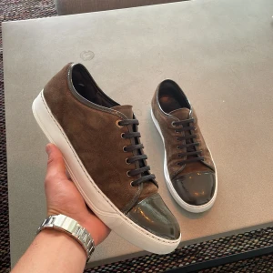 Lanvin - Säljer dessa sjukt feta lanvin cap toe i stoelek uk9 vilket motsvarar 43 men sitter större. Färgen mörkbrun med glansig tå är helt perfekt. Skick 8/10 inga deffekter på skorna. Kan gå ner i pris vid snabb affär. Hör av dig vid minsta fundering!💯