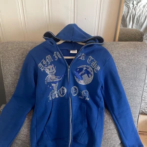 Aim For The Moon full zip hoodie - Skick:9/10 Storlek:M Alla pärlor är kvar