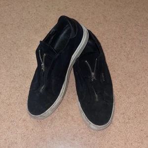 Arigatos zip svarta  - Helt okej skick, storlek 42