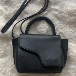 ATP väska - Säljer denna ATP väskan då den aldrig kommer till användning. Köptes ny för 4999 och säljer billigare då den är ganska repig. 🩶