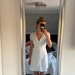 Vit klänning  - Säljer denna fina vita klänningen från Nelly i storlek 34. Säljer på grund av att den är alldeles för stor för mig💕