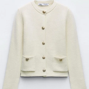 Stickad kofta Zara - Så fin och stickad kofta från zara, lite sliten men i bra skick då jag köpte den in julas. Nypris 399🩷