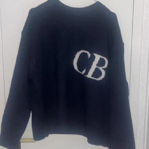 Cole buxton knit - Mörkblå colebuxton stickad tröja med lite pösig passform. Nypris 2499
