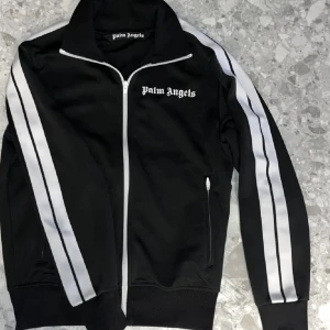 Palm angels tröja - Säljer den här näst intill oanvända Palm angels tröja då även den är för stor för mig